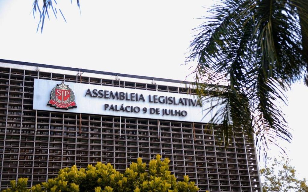 PEC na Alesp propõe permitir doação de imóveis públicos ocupados por igrejas